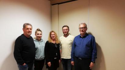 Bild: prh
Martin Filchner (Zweiter von rechts) verstärkt bei den DJK-Leichtathleten das Team der Übungsleiter mit Franz Grau, Anna Bitterer und Renate Ziegler (von links). Rechts im Bild Kassier Reinhard Bieniok.