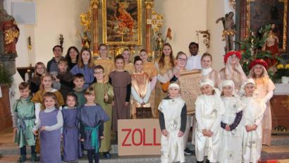 Bild: pi
Der Kinder- und Jugendchor unter der Leitung von Susanne Schieder (hinten, Zweite von links) gibt beim Predigtspiel einen Einblick in das Musical.