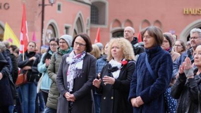 Bild: exb
Die beiden SPD-Stadträtinnen Dagmar Kick und Evelyn Kolbe-Stockert stehen bei der AfD-Gegendemo neben der Regensburger Bürgermeisterin (von rechts) am Regensburger Domplatz.