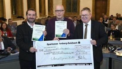 Bild: Petra Hartl
Die Firma Lüdecke und der Bienenzuchtverein Sulzbach-Rosenberg bekommen gemeinsam den Umweltpreis der Stadt Amberg. Im Bild von links: Klaus Herdegen (Geschäftsführer Lüdecke), Alexander Titz (Bienenzuchtverein) und Oberbürgermeister Michael Cerny.