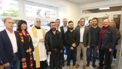 Bild: rn
Segnungszeremoniell mit Bürgermeister Werner Walberer, Lektorin Gabi Scherl, Pfarrer Thomas Jeschner, Vater Hüseyn , Güdük, Imam Yakup Polat, zweiten Bürgermeister Karl Lorenz, Bilal Güdük, Bürgermeister Ernst Lenk, Hausherrn Dominic Reiter und Bürgermeister Peter Lehr.