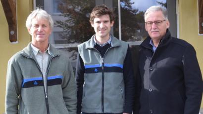 Bild: fz
Forstdirektor Gerhard Hösl vom AELF in Weiden stellt Lukas Rupprecht als neuen Leiter der Forstdienstelle Irchenrieth vor. Bürgermeister Josef Hammer (von links) freut sich über den Weiterbestand dieser staatlichen Einrichtung in der Gemeinde.