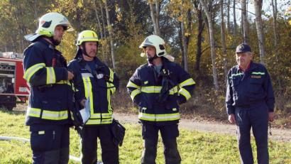 Bild: exb/Feuerwehr Weiding
Martin Kopecký (links), stellvertretender Feuerwehrkommandant und Bürgermeister von Poběžovice, und Peter Rettinger (daneben), zweiter Kommandant der Weidinger Wehr, beobachten den Ablauf der gemeinsamen Übung.