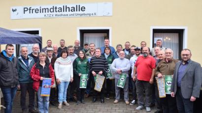 Bild: fjo
Geflügelzüchter aus der gesamten Oberpfalz nehmen an der 70. Bezirksgeflügelschau teil, die der Waidhauser Ortsvorsitzende Alfred Sauer (im roten T-Shirt) als Ausstellungsleiter meistert. Für die besten Bewertungen gibt es Bänder, Trophäen und Geldpreise.