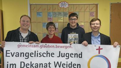 Bild: Petra Hartl
Dekanatsjugendreferent Thomas Vitzthum, Öffentlichkeitsreferentin Susanne Götte, FSJler Valentin Strehl und Dekan Dr. Wenrich Slenczka (von links) freuen sich über die Sanierung des Zeltplatzes.