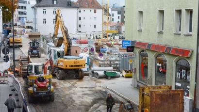 Archivbild: Gabi Schönberger
Vor mehr als zwei Jahren legen die Stadtwerke neue Versorgungsleitungen in die Sedanstraße. Dass jetzt die Anlieger zwischen Weißenburg- und Luitpoldstraße neue Herstellungsbeiträge zu zahlen haben, hat aber nur mit dem Bebauungsplan für das Nordoberpfalz-Center zu tun.
