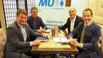 Bild: Bühner
Standortbestimmung bei der Mittelstandsunion (MU) Nordoberpfalz. Mit dabei (von links): Bezirksvorsitzender Benjamin Zeitler, stellvertretender Vorsitzender der MU Tirschenreuth Stefan Prechtl, Kreisverbandsvorsitzender Nordoberpfalz Harald Gollwitzer und der Bundestagsabgeordnete Albert Rupprecht.