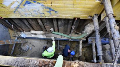 Bild: Petra Hartl
Wenn der Bauarbeiter in den Untergrund steigt und Kanäle saniert (auf dem Bild in der Unteren Nabburger Straße), wird es teuer. Nicht nur für die Kommune, sondern über steigende Kanalgebühren oft auch für die Bürger.