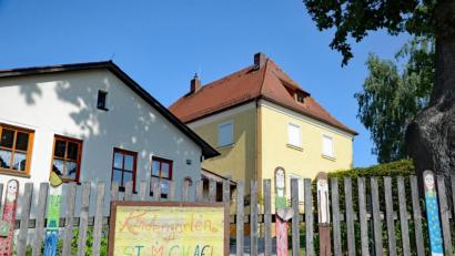 Bild: spw
Die Fensterläden sind heruntergelassen, Gelände und Gebäude versperrt: Der St.-Michael-Kindergarten in Ehenfeld wurde wegen giftiger Schimmelpilze kurz vor Ende des aktuellen Kindergartenjahres geschlossen.