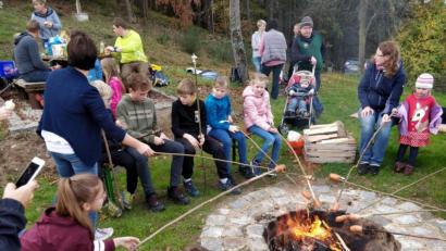 Bild: rbm
Die Rondorfer Groshupfer stärken sich nach der Geocachingtour am Lagerfeuer mit Stockwürstln.