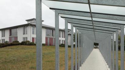 Bild: Wolfgang Steinbacher
Tollen hier bald Kinder auf der Wiese vor dem Gebäudewürfel der AKW Apparate und Verfahren Anlagenbau? Die Firma hat der Stadtverwaltung die Räume angeboten. Im Gegenzug würde der Betrieb schräg gegenüber einen Neubau errichten.