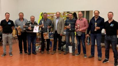 Bild: gz
Die besten Kartenspieler bekamen zu den Preisen zusätzlich Pokale und Marktmeister wurden Karl Ach (2.v.l.) und Josef Ach (2.v.r.).