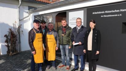 Bild: Stadt Tirschenreuth
Freuten sich über die neue Attraktion beim Haus am Teich: Herbert Konrad, Gerhard Spitzl, Josef Schuller und Franz Zölch vom Arbeitskreis Historisches Handwerk sowie Franz Stahl und Stefanie Süß (von links).