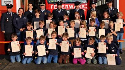 Bild: zer
Der Vorsitzende der Pirker Feuerwehr Andreas Albrecht (hinten stehend rechts) gratuliert den kleinen Feuerwehrleuten.