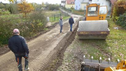 Bild: bk
Die Teerdecken werden noch vor dem Kirchweihfest am 17. November aufgebracht.