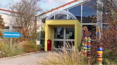 Bild: spw
Derzeit ist der Kindergarten von Ehenfeld in zwei Räumen der Mittelschule von Hirschau untergebracht. Den Kindern fehlt es in der Notlösung an allerhand Spielsachen, die bei der Förderung der Kleinen helfen. Bislang gab es vom Träger in dieser besonderen Situation kein zusätzliches Geld, um Fehlendes zu ersetzen.