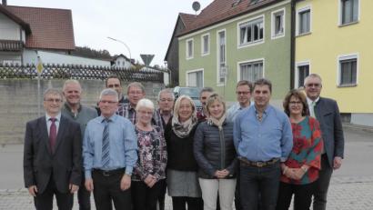 Bild: exb
An der Spitze der Vorstandschaft steht Franz Heininger (links). Den gewählten gratulierten stellvertretender Bezirksvorsitzender Bernhard Jobst (Zweiter von links) und Bürgermeister Richard Tischler (rechts).
