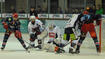 Bild: gb
Am Freitag um 20 Uhr steigt in der Weidener Hans-Schröpf-Arena das Derby zwischen den Blue Devils und den Selber Wölfen. Das erste Duell in dieser Saison (Szene) verloren die Blue Devils am 11. Oktober in Selb mit 2:3 nach Verlängerung.