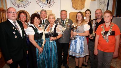Bild: wro
Den treffsicheren Schützen und Königen gratulierte Zweiter Gauschützenmeister Martin Dietz (links).