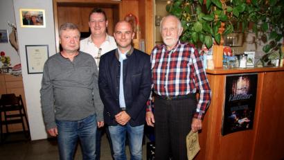 Bild: wro
Für ihre langjährige Mitgliedschaft zum Fischereiverein wurden (vorne, von links) Peter Englmann, Daniel Hechtl und Alfred Bayer ausgezeichnet. Zweiter Vorsitzender Matthias Zwerenz (dahinter, Zweiter von links) gratulierte den Jubilaren.