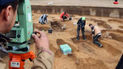 Bild: GERHARD GOETZ
Akribische Vermessung garantiert, dass die Archäologen im nächsten Jahr zentimetergenau an die Fläche vom Vorjahr anknüpfen können.
