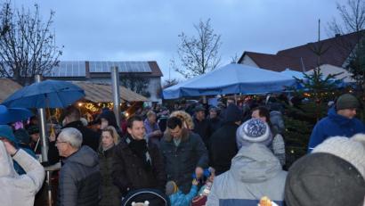 Archivbild: jr
Trotz des regnerischen Wetters herrschte beim Leonberger Weihnachtsmarkt im vergangenen Jahr Hochbetrieb, Veranstalter und Beteiligte freuten sich über das riesige Besucherinteresse. Auch heuer findet der Weihnachtsmarkt am vierten Adventssonntag, 22. Dezember, statt.