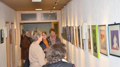 Bild: fjo
Im Obergeschoss des Gemeindezentrums erzählen Bilder auf ihre Weise von der geheimnisvollen Sage und laden zum Betrachten, Nachsinnen und Genießen ein.