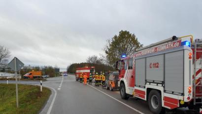 Bild: mde
Ein technischer Defekt an der Kraftstoffversorgung eines Fahrzeugs sorgte für den Einsatz der Feuerwehren Kemnath und Kulmain. Hier beseitigten die Kräfte auf der Staatsstraße 2665 die Ölspur.