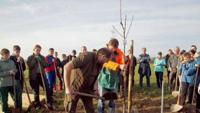 Bild: sön
Wildraumlebensberater Balduin Schönberger zeigt den Schülern, wie ein Baum gepflanzt wird.