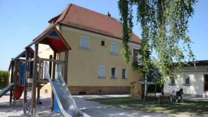 Bild: spw
Seit Ende Juli spielt hier kein Kind mehr: Der St.-Michael-Kindergarten in Ehenfeld ist geschlossen, weil giftige Schimmelpilze nachgewiesen wurden.
