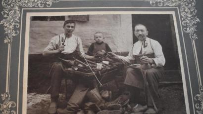 Bild: lue
Ein besonderes Bild hat Hans Höllerer noch aufgehoben. Er datiert es auf etwa 1911. Darauf zu sehen sind sein Großvater Michael Höllerer (rechts), sein Vater Karl als Kind (Mitte) und ein Schustergeselle.