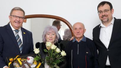 Bild: Wolfgang Steinbacher
"Im Grunde war es schon eine Sandkastenliebe", schmunzelt der Ehemann der Enkelin über die lange Beziehung von Esfir und Alexander Aranowitsch, die nun im gleichen Alter von 82 Jahren ihre diamantene Hochzeit gefeiert haben. Dazu gratulierten Bürgermeister Martin Preuß (links) und Ambergs Rabbiner Elias Dray (rechts).