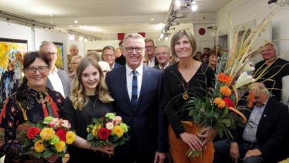 Bild: ubb
Mit Blumen bedankte sich Bürgermeister Franz Stahl bei der Zweiten Vorsitzenden des Kunstvereins, Kerstin Rumswinkel (rechts), und für die Musik bei Carol Bischoff am Klavier sowie Sängerin Luisa Zeitler (von links).