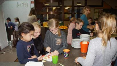 Bild: mmj
Die nahrhafte Seite des Herbstfestes: Ihren Obstsalat bereiteten die Schüler als Pausenmahlzeit selbst zu.