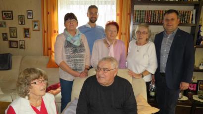 Bild: adj
Mit seiner Frau Erna begrüßt Horst Schellkopf (beide sitzend) die Gratulanten. Bürgermeister Karlheinz Budnik (rechts) und CSU-Vorsitzender Alexander Herzner (stehend, Zweiter von links) reihten sich in den Reigen ein.