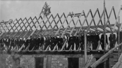 Repro: JOCHEN NEUMANN 
ERBENDORF
Richtfest des Mietwohnhauses in der Turngartenstraße mit den Ehrengästen auf dem Dach.