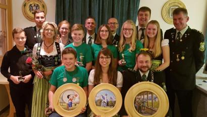 Bild: exb
Die Schützengesellschaft D’Fensterbachtaler Pursruck kürt ihre neuen Würdenträger (sitzend, von links): Jugendkönig Martin Fischer, Schützenliesl Michaela Schäffer und Schützenkönig Günther Rumpler; stehend (von links): Paul Rumpler, Markus Schäffer, Petra Donhauser, Magdalena Biehler, Andreas Heinrich, Herbert Heldmann, Johanna Fruth, Willi Donhauser, Simone Heldmann, Markus Schadl, Franziska Fruth und Schützenmeister Franz Fruth.