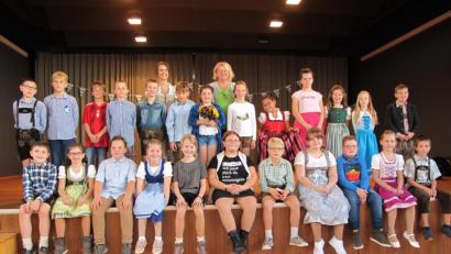 Bild: khg
Die Klasse 4a nach ihrem Kirwatanz mit dem Oberkirwapaar Antonia und Josef, dahinter Lehrerin Vanessa Honig (links) und Rektorin Petra Ligensa (rechts).