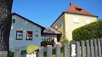 Bild: spw
Das Gebäude des St.-Michael-Kindergartens in Ehenfeld dürfen die Kinder und Mitarbeiterinnen seit Juli nicht mehr betreten. Seit September sind sie übergangsweise in der Mittelschule in Hirschau untergebracht.