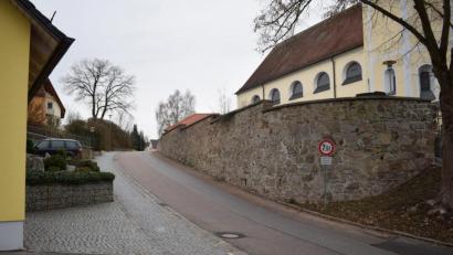 Bild: bnr
Im ersten Schritt wird der Kanal in der Pfarrer Willkofer Straße erneuert. Dieser Kanalbau soll bereits eine Entlastung der Kanalisation bei Starkregen bringen.