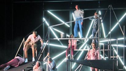 Bild: stg
Das Landestheater Schwaben gastierte mit einer unkonventionellen Inszenierung von Schillers "Die Räuber" in der Max-Reger-Halle.
