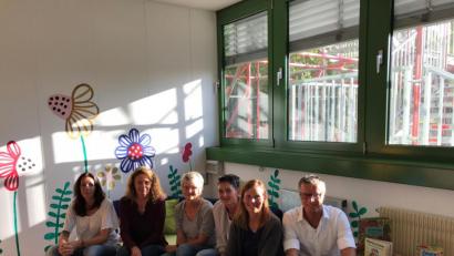 Bild: fg
Bürgermeister Hermann Falk (rechts) begrüßt das pädagogische Personal des St.-Michael-Kindergartens aus Ehenfeld im vorübergehenden Zuhause in Hirschau: (von links) Nicole Kredler, Angelika Rumpler, Carola Dagner, Vera Day und Kerstin Knauer.