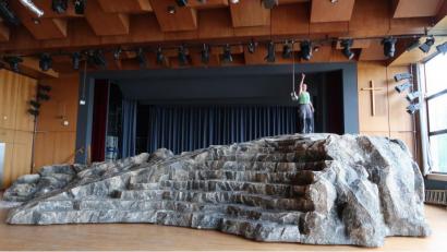 Bild: exb/ Mirko Streich
Da fehlt nicht viel bis zur Decke: Bühnenbauer Anton Beer auf dem höchsten Punkt des Theaterfelsens.
