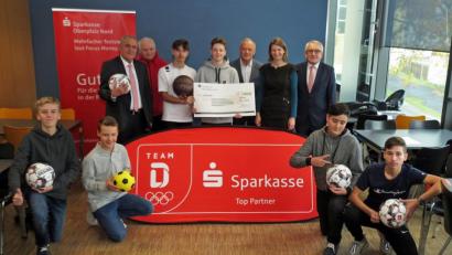 Bild: Dobmeier
Der Integrationsgedanke über den Sport brachte 1000 Euro Preisgeld aus dem Sportabzeichenwettbewerb der Sparkassen und es freuten sich die erfolgreichen Schüler der Pestalozzi-Schule über Bälle und Sportmaterial. Die Ehrengäste mit OB Kurt Seggewiß (hinten links) und Vorstandsvorsitzender Ludwig Zitzmann (hinten rechts) von der lobten die gelebte Integration. Bild: Dobmeier