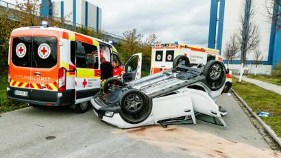 Bild: Hösamer
Vier junge Leute saßen in dem Kleinwagen, als sich dieser auf dem ehemaligen Bayernwerksgelände überschlug.