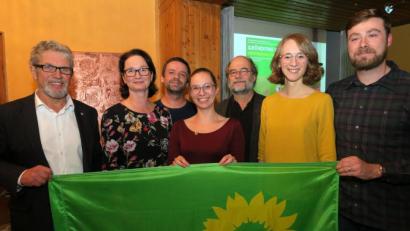 Bild: Hirsch
Die Grünen gründeten in Teubliutz einen neuen Ortsverband. Das Bild zeigt von links: Rudi Sommer, Claudia Lehmann-Schmidkonz, Christian Knarr, Hannah Quaas, Eike Hallitzky, Eva Lettenbauer und Benjamin Quaas.