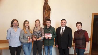 Bild: exb
Für den Dienst am Altar wurden Lisa Hutzler, Lea Götz, Laura Stier und Peter Stier,durch Pfarrer Konrad Amschl und Pastoralreferentin Maria Wagner ausgezeichnet (von links).