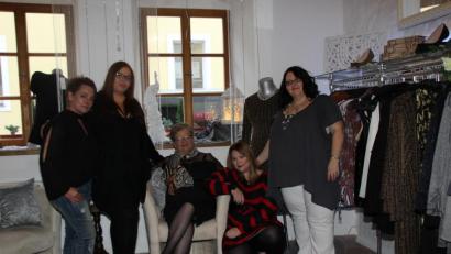 Bild: ads
In dem Landen von Patricia Sanders (rechts) geht es bei Kleidergröße 42 los.