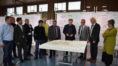 Bild: lue
Auf dem Bild ist die elfköpfige Jury des Realisierungswettbewerbs zum Neubau der Realschule Kemnath zu sehen. Volker Heid (Vierter von rechts) leitete das Gremium für zwei Tage.