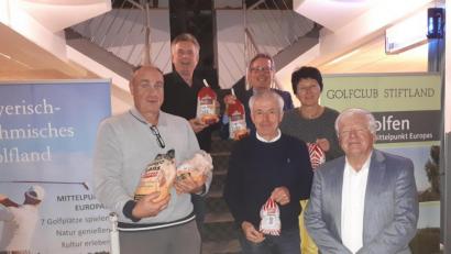 Bild: Golfclub Stiftland/exb
Die erfolgreichsten Teilnehmer des Turniers: In der vorderen Reihe von links Thomas Schwirtz, Hans Rummel, Wolfgang Ries und hinten (von links) Andreas Kunz, Hans Rummel und Karin Neidhardt.